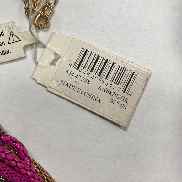 Statement necklace. - Picture 2 of 3